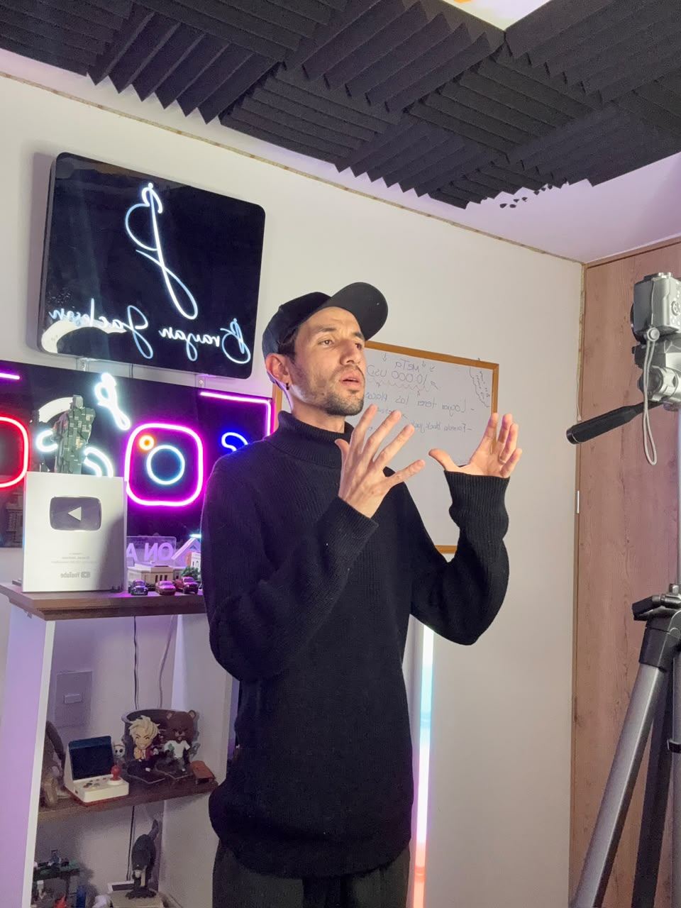 Brayan Jackson grabando contenido en su estudio